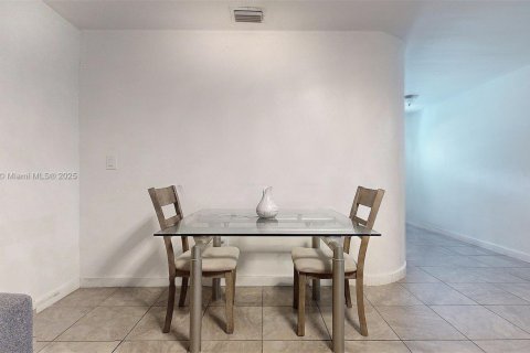 House in Miami Gardens, Florida 3 bedrooms, 157 sq.m. № 1892291 - photo 14