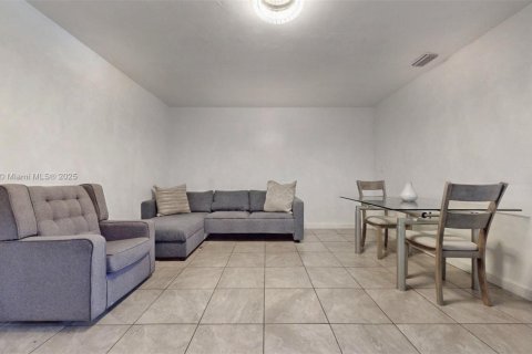 House in Miami Gardens, Florida 3 bedrooms, 157 sq.m. № 1892291 - photo 17