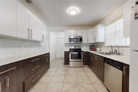 House in Miami Gardens, Florida 3 bedrooms, 157 sq.m. № 1892291 - photo 8