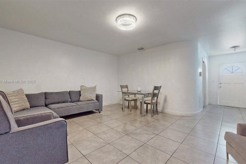 House in Miami Gardens, Florida 3 bedrooms, 157 sq.m. № 1892291 - photo 15