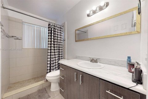 House in Miami Gardens, Florida 3 bedrooms, 157 sq.m. № 1892291 - photo 23