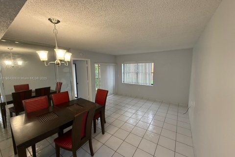 Condo in Hialeah, Florida, 2 bedrooms  № 1893173 - photo 3