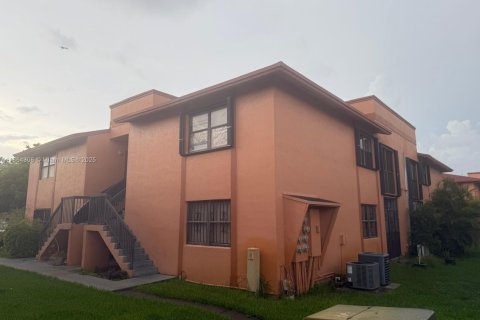 Condo in Hialeah, Florida, 2 bedrooms  № 1893173 - photo 1