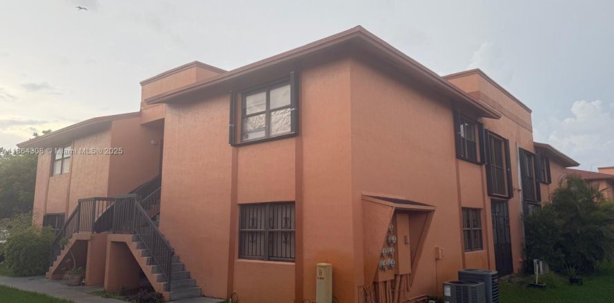 Condo in Hialeah, Florida, 2 bedrooms  № 1893173