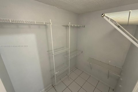 Condo in Hialeah, Florida, 2 bedrooms  № 1893173 - photo 6