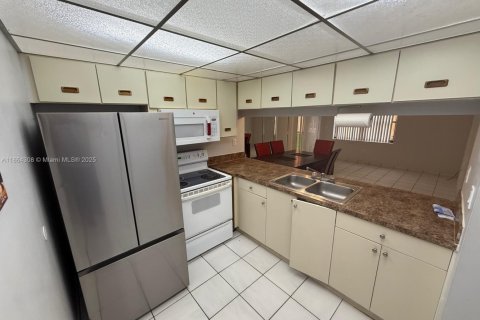 Condo in Hialeah, Florida, 2 bedrooms  № 1893173 - photo 2