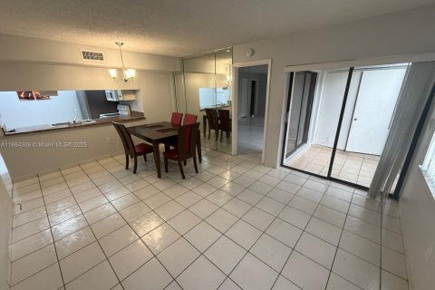 Condo in Hialeah, Florida, 2 bedrooms  № 1893173 - photo 4