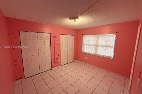 Condo in Hialeah, Florida, 2 bedrooms  № 1893173 - photo 9