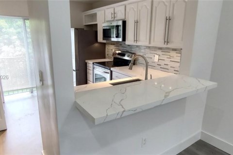 Condo in Miami, Florida, 3 bedrooms  № 2392505 - photo 4