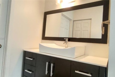 Condo in Miami, Florida, 3 bedrooms  № 2392505 - photo 15
