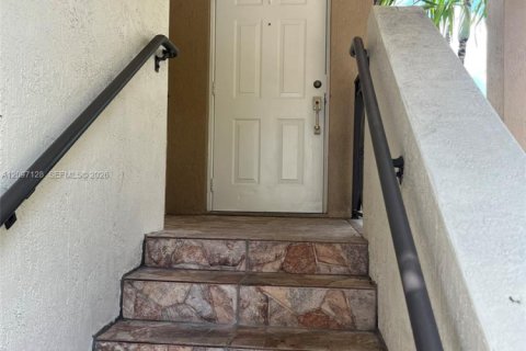 Condo in Miami, Florida, 3 bedrooms  № 2392505 - photo 2