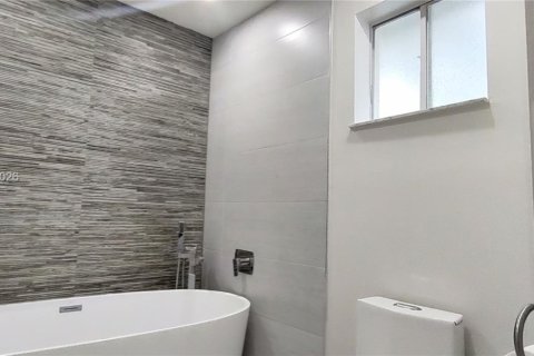 Condo in Miami, Florida, 3 bedrooms  № 2392505 - photo 17