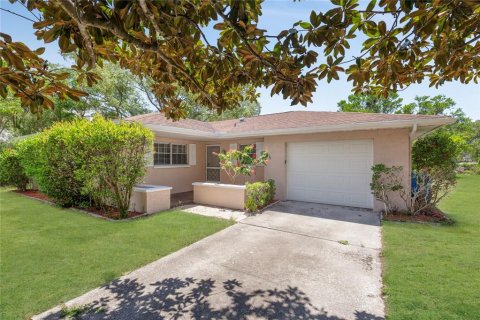 House in Spring Hill, Florida 3 bedrooms, 149.85 sq.m. № 1831644 - photo 1