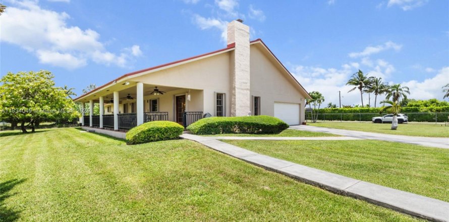 House in Homestead, Florida 3 bedrooms, 197.51 sq.m. № 1819834