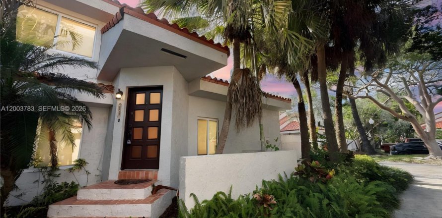 Adosado en Miami, Florida 3 dormitorios, 124.12 m2 № 2069579