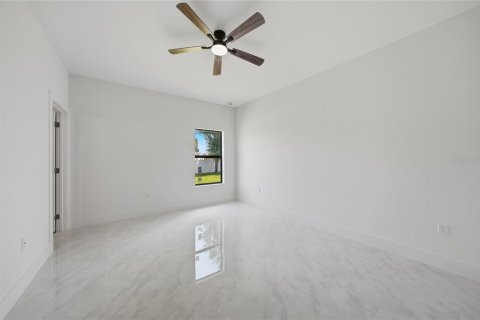 House in Port Charlotte, Florida 4 bedrooms, 151.8 sq.m. № 2157173 - photo 16