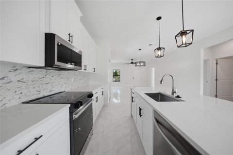 House in Port Charlotte, Florida 4 bedrooms, 151.8 sq.m. № 2157173 - photo 13