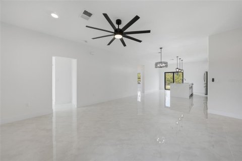 House in Port Charlotte, Florida 4 bedrooms, 151.8 sq.m. № 2157173 - photo 6