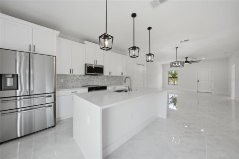 House in Port Charlotte, Florida 4 bedrooms, 151.8 sq.m. № 2157173 - photo 12