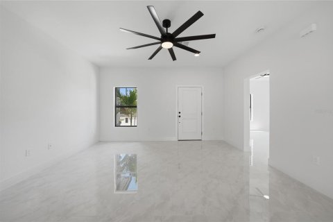 House in Port Charlotte, Florida 4 bedrooms, 151.8 sq.m. № 2157173 - photo 8