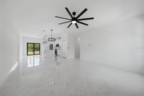 House in Port Charlotte, Florida 4 bedrooms, 151.8 sq.m. № 2157173 - photo 5