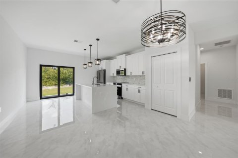 House in Port Charlotte, Florida 4 bedrooms, 151.8 sq.m. № 2157173 - photo 10