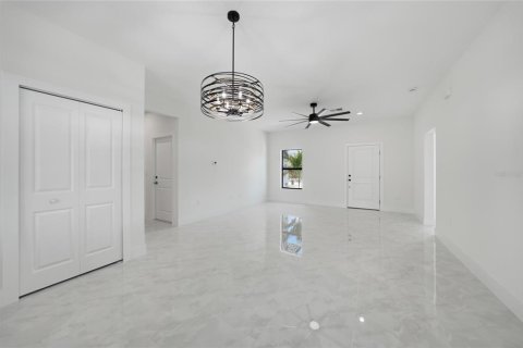 House in Port Charlotte, Florida 4 bedrooms, 151.8 sq.m. № 2157173 - photo 7