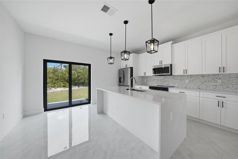 House in Port Charlotte, Florida 4 bedrooms, 151.8 sq.m. № 2157173 - photo 11