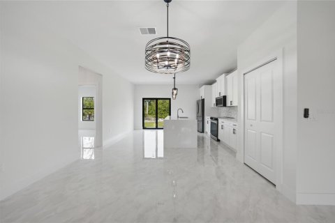 House in Port Charlotte, Florida 4 bedrooms, 151.8 sq.m. № 2157173 - photo 9