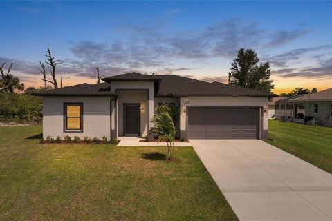 House in Port Charlotte, Florida 4 bedrooms, 151.8 sq.m. № 2157173