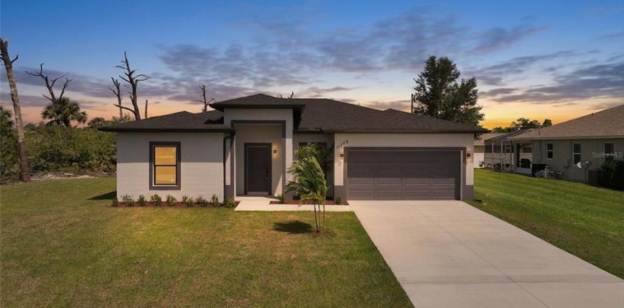 House in Port Charlotte, Florida 4 bedrooms, 151.8 sq.m. № 2157173