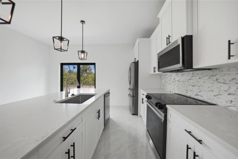 House in Port Charlotte, Florida 4 bedrooms, 151.8 sq.m. № 2157173 - photo 14