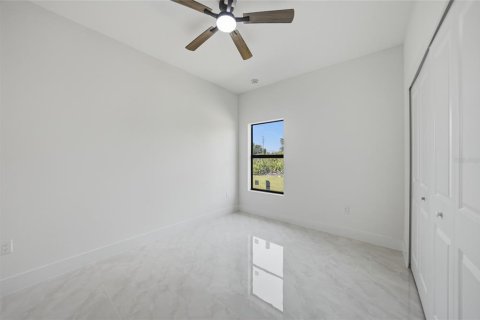 House in Port Charlotte, Florida 4 bedrooms, 151.8 sq.m. № 2157173 - photo 22
