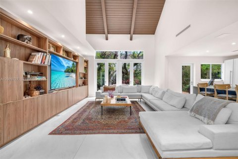 House in Miami, Florida 4 bedrooms, 305.37 sq.m. № 2243989