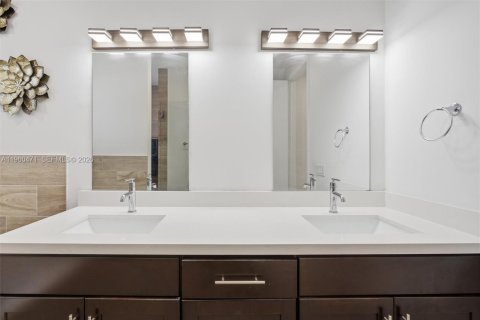 Villa ou maison à vendre à Miami, Floride: 5 chambres, 255.11 m2 № 2027617 - photo 20