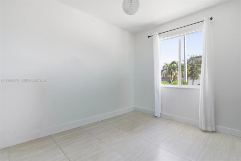 Villa ou maison à vendre à Miami, Floride: 5 chambres, 255.11 m2 № 2027617 - photo 10