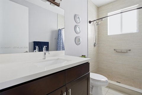 Villa ou maison à vendre à Miami, Floride: 5 chambres, 255.11 m2 № 2027617 - photo 11