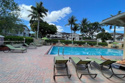 Condo in Miami, Florida, 3 bedrooms  № 1951890 - photo 17