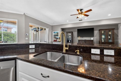 House in Tampa, Florida 4 bedrooms, 268.77 sq.m. № 2157451 - photo 7