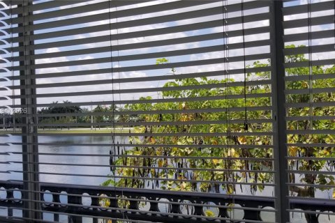 Townhouse in Sunrise, Florida 3 bedrooms, 112.6 sq.m. № 2007528 - photo 5