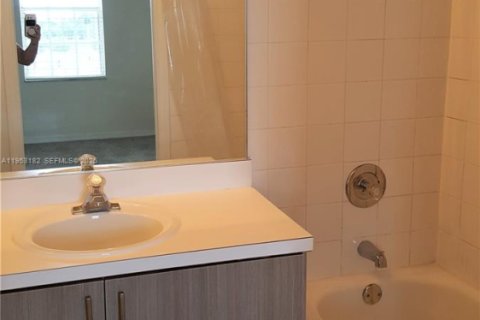 Townhouse in Sunrise, Florida 3 bedrooms, 112.6 sq.m. № 2007528 - photo 17