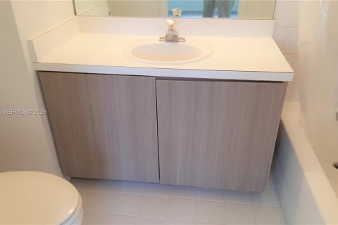 Townhouse in Sunrise, Florida 3 bedrooms, 112.6 sq.m. № 2007528 - photo 12