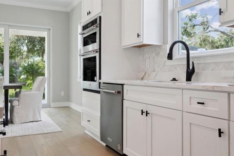 House in Tampa, Florida 4 bedrooms, 293.76 sq.m. № 2109837 - photo 8