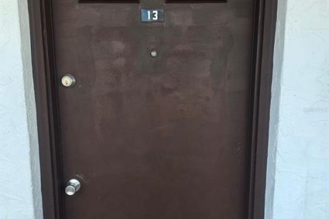 Снять в аренду квартиру в Дейтона-Бич, Флорида 4 комнаты, 83.61м2, № 1901664 - фото 2