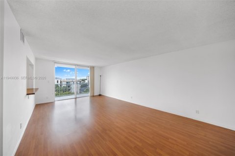 Снять в аренду кондоминиум в Халландейл-Бич, Флорида 1 спальня, 85.47м2, № 2005726 - фото 2