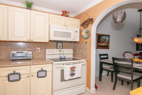 Condo in Sunrise, Florida, 1 bedroom  № 1930973 - photo 5