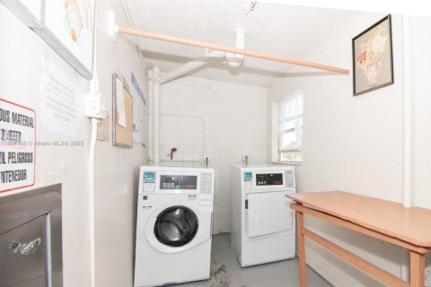 Condo in Sunrise, Florida, 1 bedroom  № 1930973 - photo 13