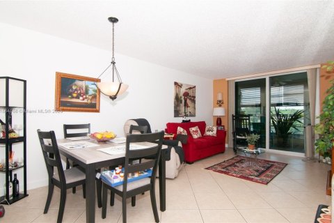 Condo in Sunrise, Florida, 1 bedroom  № 1930973 - photo 3