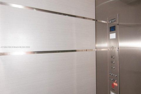 Condo in Sunrise, Florida, 1 bedroom  № 1930973 - photo 12