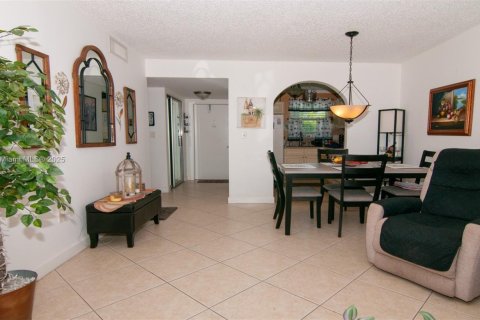 Condo in Sunrise, Florida, 1 bedroom  № 1930973 - photo 4